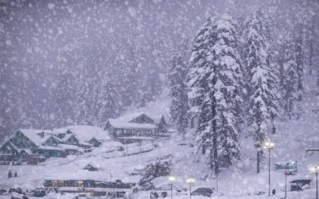 गुलमर्ग में समय से पहले भारी बर्फबारी, जम्मू-कश्मीर में बढ़ी ठंड