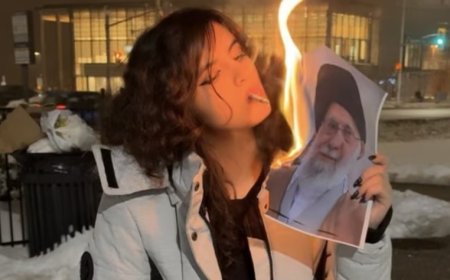 कौन है Morticia Addams? सिगरेट से खामेनेई का पोस्टर जलाने वाली ईरानी लड़की की पूरी कहानी